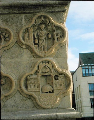 Due quadrilobi sul contrafforte centrale sinistro della facciata ovest, c.1220 da French School